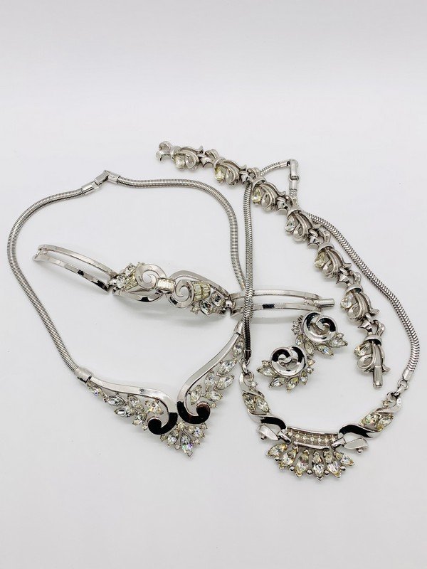 VINTAGE TRIFARI OVERSIZED JEWELED BRACELET NECKLACE & EARRINGS LOT (1 of 2)