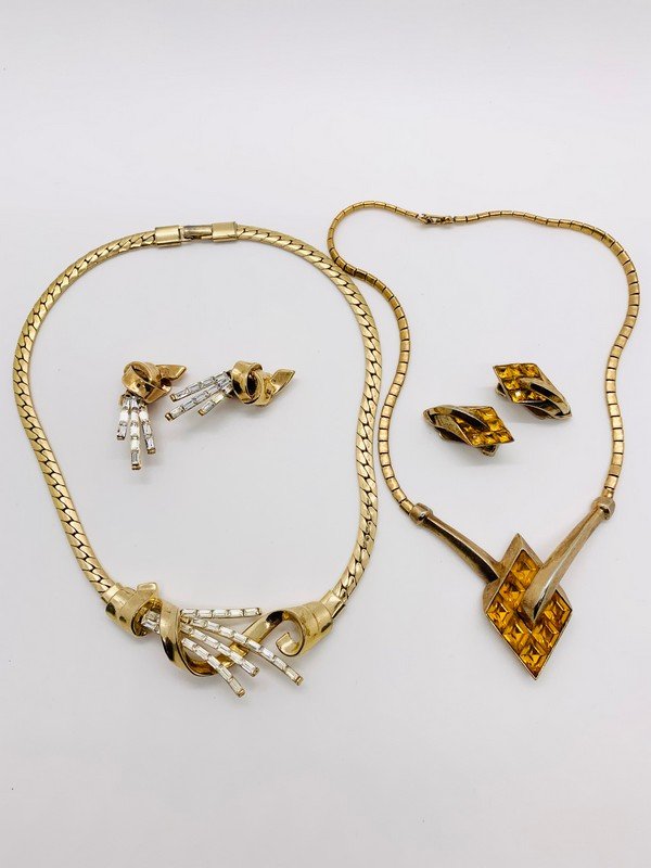 VINTAGE TRIFARI ALFRED PHILIPPE JEWELED NECKLACE & EARRINGS LOT: A COLLECTION OF SIGNED TRIFARI AS SHOWN IN DETAILED PHOTOS. ALL PIECES ARE IN VERY GOOD CONDITION WITH NO DAMAGE OR MISSING STONES