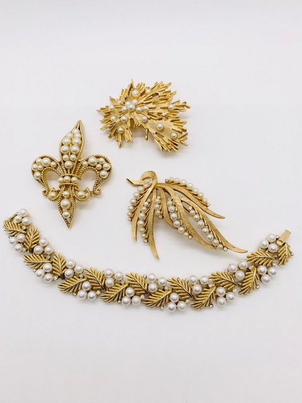 VINTAGE TRIFARI FAUX PEARL BROOCH & BRACELET LOT (1 of 2)