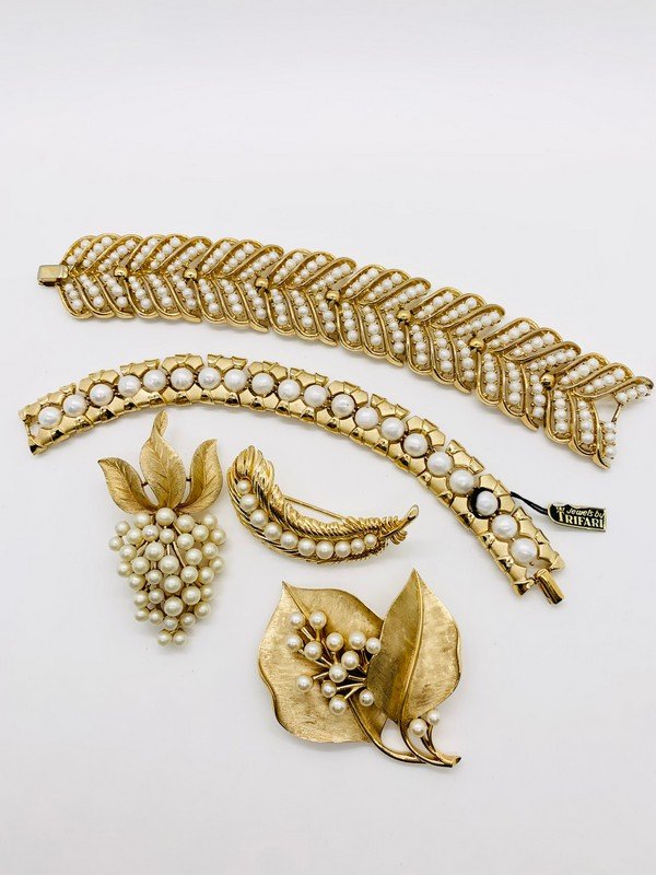 VINTAGE TRIFARI OVERSIZED FAUX PEARL BROOCH & BRACELET LOT WITH TAG (1 of 2)