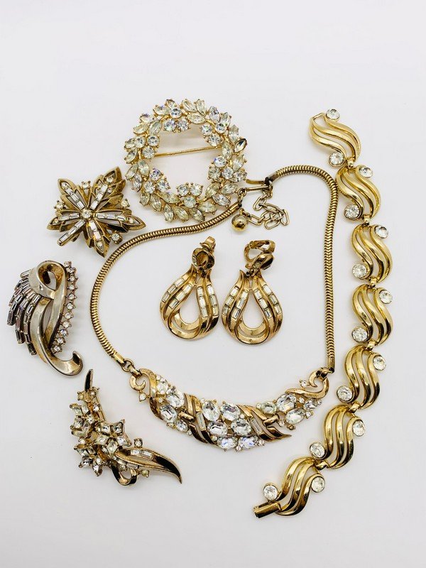 VINTAGE TRIFARI OVERSIZED JEWELED NECKLACE BROOCH & EARRINGS LOT (1 of 2)