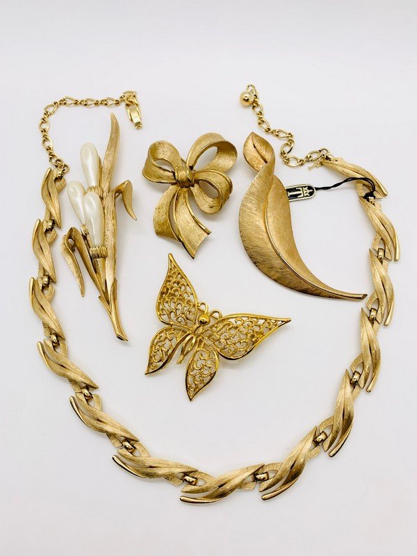 VINTAGE TRIFARI OVERSIZED GOLDTONE FIGURAL BROOCH & NECKLACE LOT: A COLLECTION OF SIGNED TRIFARI AS SHOWN IN DETAILED PHOTOS. ALL PIECES ARE IN VERY GOOD CONDITION WITH NO DAMAGE OR MISSING STONES