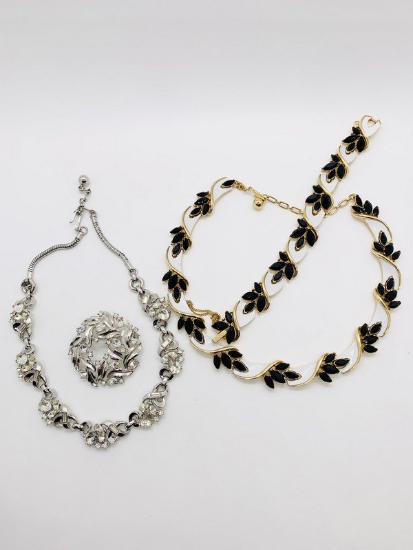 VINTAGE TRIFARI OVERSIZED JEWELED NECKLACE & BROOCH LOT: A COLLECTION OF SIGNED TRIFARI AS SHOWN IN DETAILED PHOTOS. ALL PIECES ARE IN VERY GOOD CONDITION WITH NO DAMAGE OR MISSING STONES