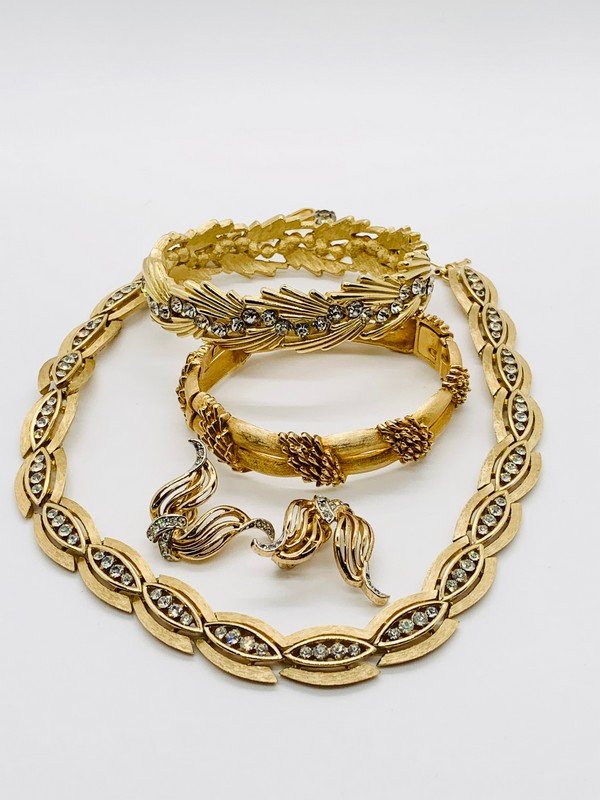 VINTAGE TRIFARI OVERSIZED JEWELED NECKLACE EARRINGS & BRACELETLOT: A COLLECTION OF SIGNED TRIFARI AS SHOWN IN DETAILED PHOTOS. ALL PIECES ARE IN VERY GOOD CONDITION WITH NO DAMAGE OR MISSING STONES