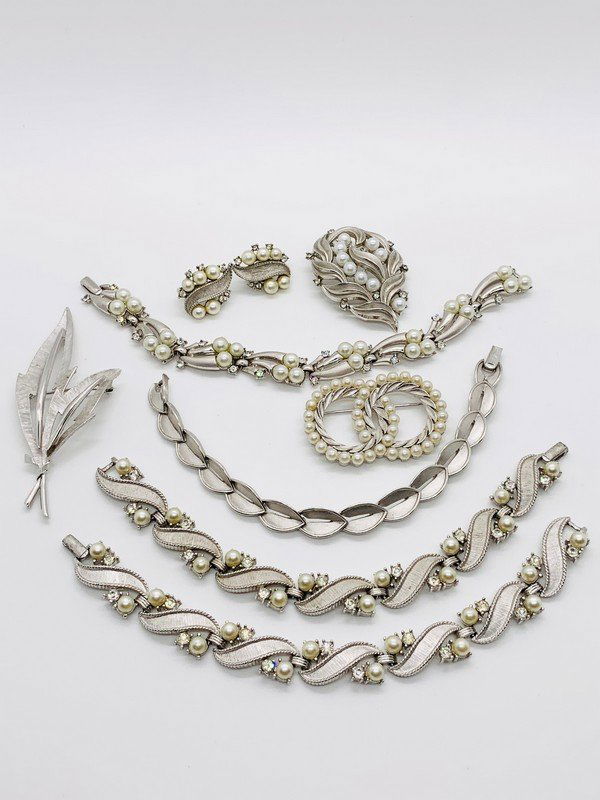 VINTAGE TRIFARI FAUX PEARL & RHINESTONE SILVERTONE JEWELRY LOT: A COLLECTION OF SIGNED TRIFARI AS SHOWN IN DETAILED PHOTOS. ALL PIECES ARE IN VERY GOOD CONDITION WITH NO DAMAGE OR MISSING STONES