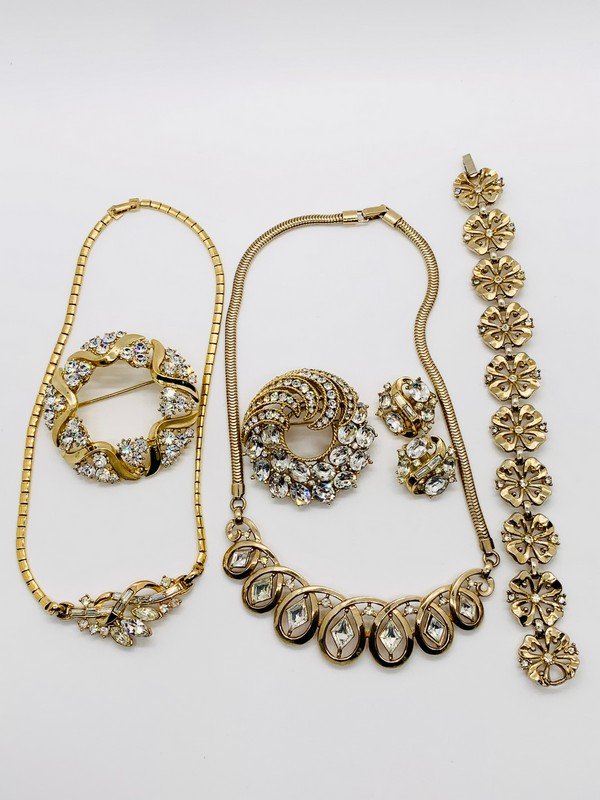 VINTAGE TRIFARI FAUX JEWELED ALFRED PHILIPPE ERA JEWELRY COLLECTION: A COLLECTION OF SIGNED TRIFARI AS SHOWN IN DETAILED PHOTOS. ALL PIECES ARE IN VERY GOOD CONDITION WITH NO DAMAGE OR MISSING STONES