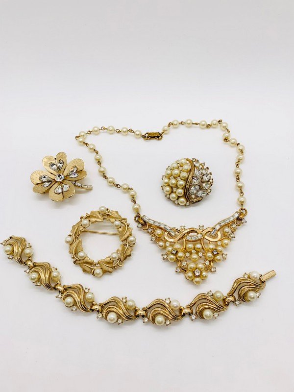 VINTAGE TRIFARI FAUX JEWELED ALFRED PHILIPPE ERA JEWELRY COLLECTION: A COLLECTION OF SIGNED TRIFARI AS SHOWN IN DETAILED PHOTOS. ALL PIECES ARE IN VERY GOOD CONDITION WITH NO DAMAGE OR MISSING STONES