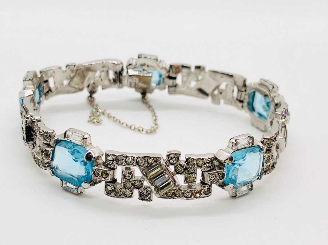 VINTAGE TRIFARI FAUX JEWELED ALFRED PHILIPPE ERA DECO LOOK OF FINE JEWELRY BRACELET: A COLLECTION OF SIGNED TRIFARI AS SHOWN IN DETAILED PHOTOS. ALL PIECES ARE IN VERY GOOD CONDITION WITH NO DAMAGE OR MISSING STONES