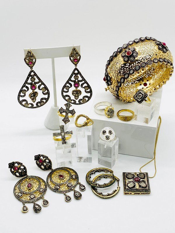 A LARGE COLLECTION OF GOLD OVER STERLING SILVER POLKI DIAMOND GEMSTONE EARRINGS, BRACELET RINGS (1 of 1)