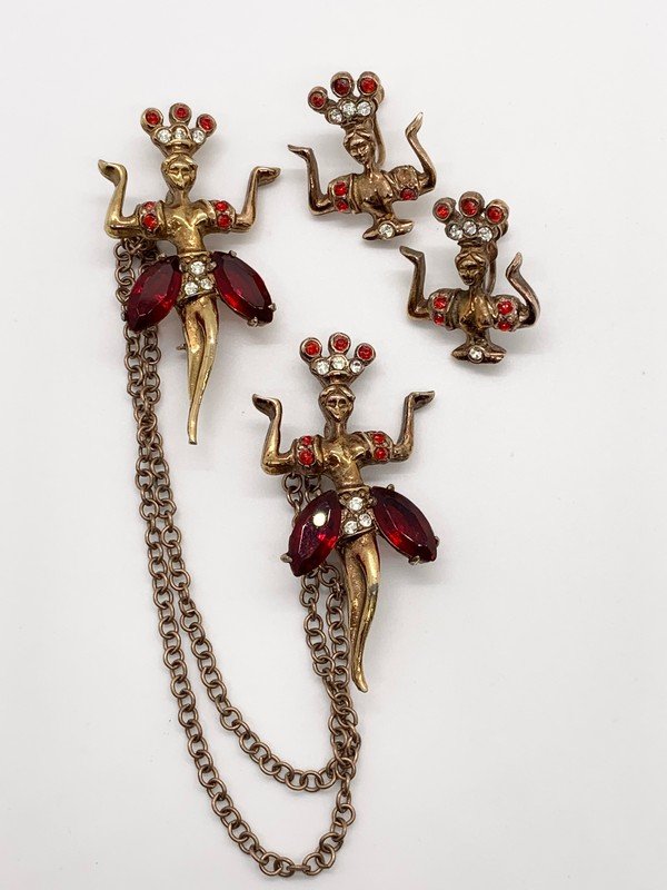 A RARE COPACABANA CARMEN MIRANDA DOUBLE BROOCH AND EARRINGS (1 of 2)