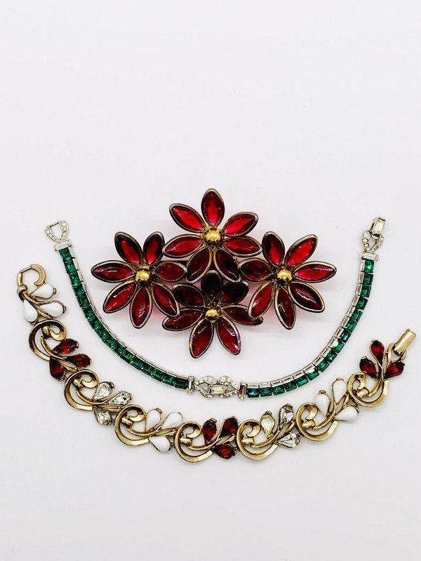 AN IMPORTANT VINTAGE ALFRED PHILIPPE FOR TRIFARI LOT OF BRACELETS & LARGE BROOCH (1 of 2)