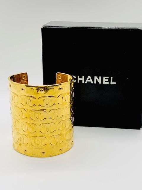 A SIGNED CHANEL MADE IN FRANCE KARL LAGERFELD DESIGNED CC LOGO RUNWAY CUFF BRACELET 1 (1 of 3)