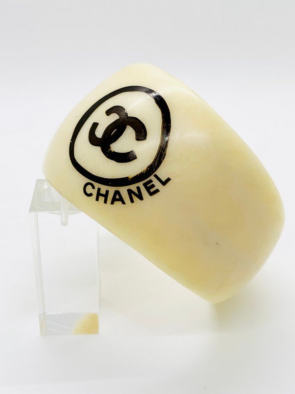 A SIGNED CHANEL MADE IN FRANCE VINTAGE CARVED RESIN LOGO RUNWAY BANGLE (1 of 3)