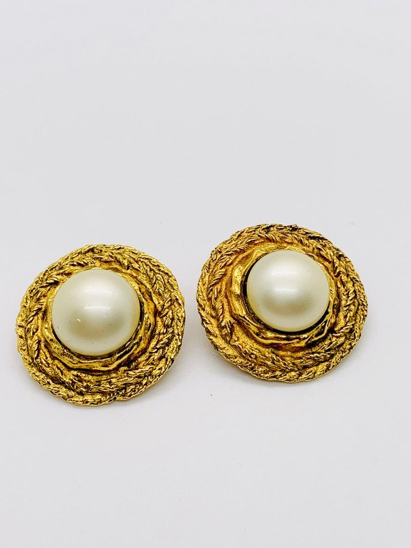 A PAIR OF EARLY 80'S ICONIC CHANEL GRIPOIX PEARL RUNWAY EARRINGS: A signed pair of Chanel Made in France gripoix faux pearl clip earrings 1 1/4"