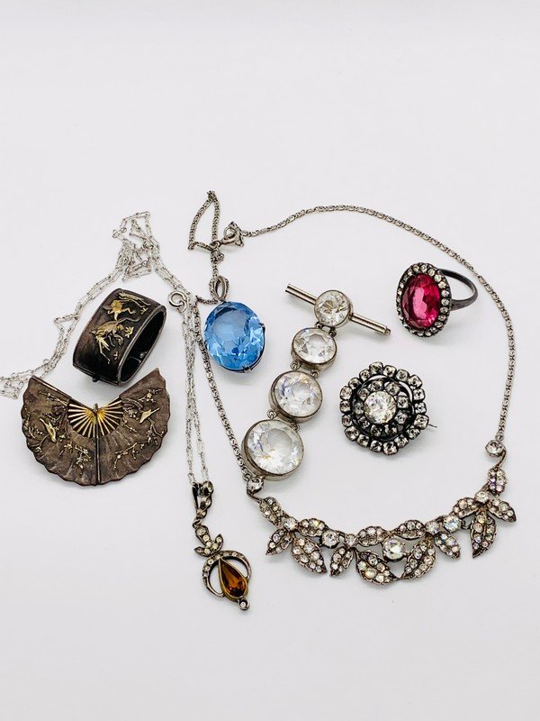 AN ANTIQUE COLLECTION OF SILVER PASTE STELRING SILVER AND JAPANESE MIXED METAL JEWELRY: A collection of sterling silver, silver paste, and mixed metal antique jewelry
