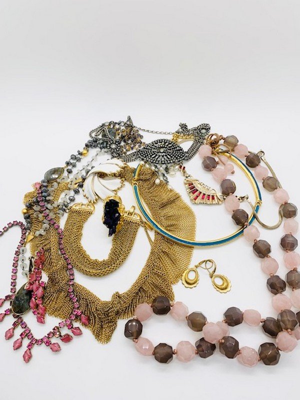 A COLLECTION OF VINTAGE & ANTIQUE DESIGNER COSTUME JEWELRY LOT: A VINTAGE COLLECTION OF COSTUME JEWELRY WITH AGE APPROPRIATE WEAR AND NO MISSING STONES SIGNATURES INCLUDE BEN AMUN, TRIFARI, ADN MONET