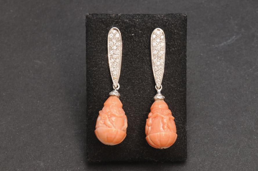 PENDIENTES: Artist: - Artwork: Pendientes Catalogue raisonné/literature: Pendientes de oro blanco de 18 K. con perillas facetadas de coral que pende de una sección en forma de lágrima cuajada de br