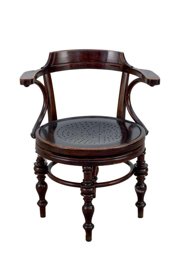 Thonet chair rotating seat, c. 1910: Silla de brazos a la manera de Michael Thonet realizada en madera de roble teñida. Asiento giratorio y calado con una estrella de cinco puntas. Cuatro patas torneadas. H. 1930. 74 x 63 x 53cm