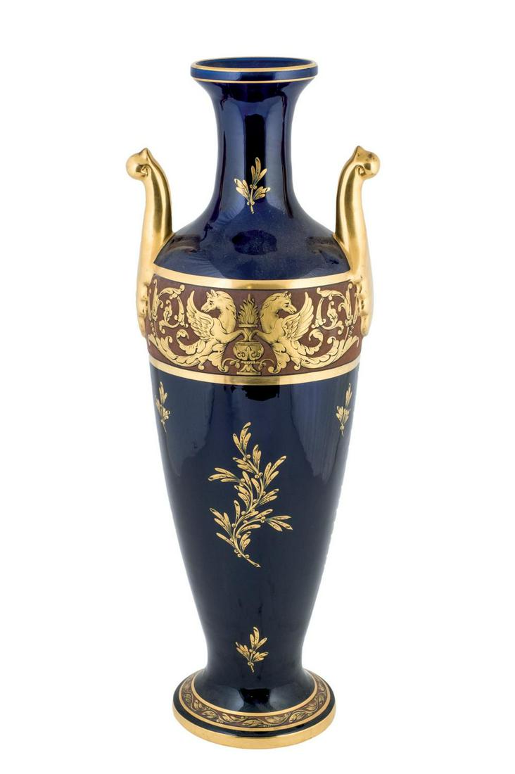 Blue porcelain vase: Jarrón realizado en porcelana vidriada, en color cobalto. Estilo Sevres. Asas y decoración en dorado. Con marca en la base. 65 cm de altura
