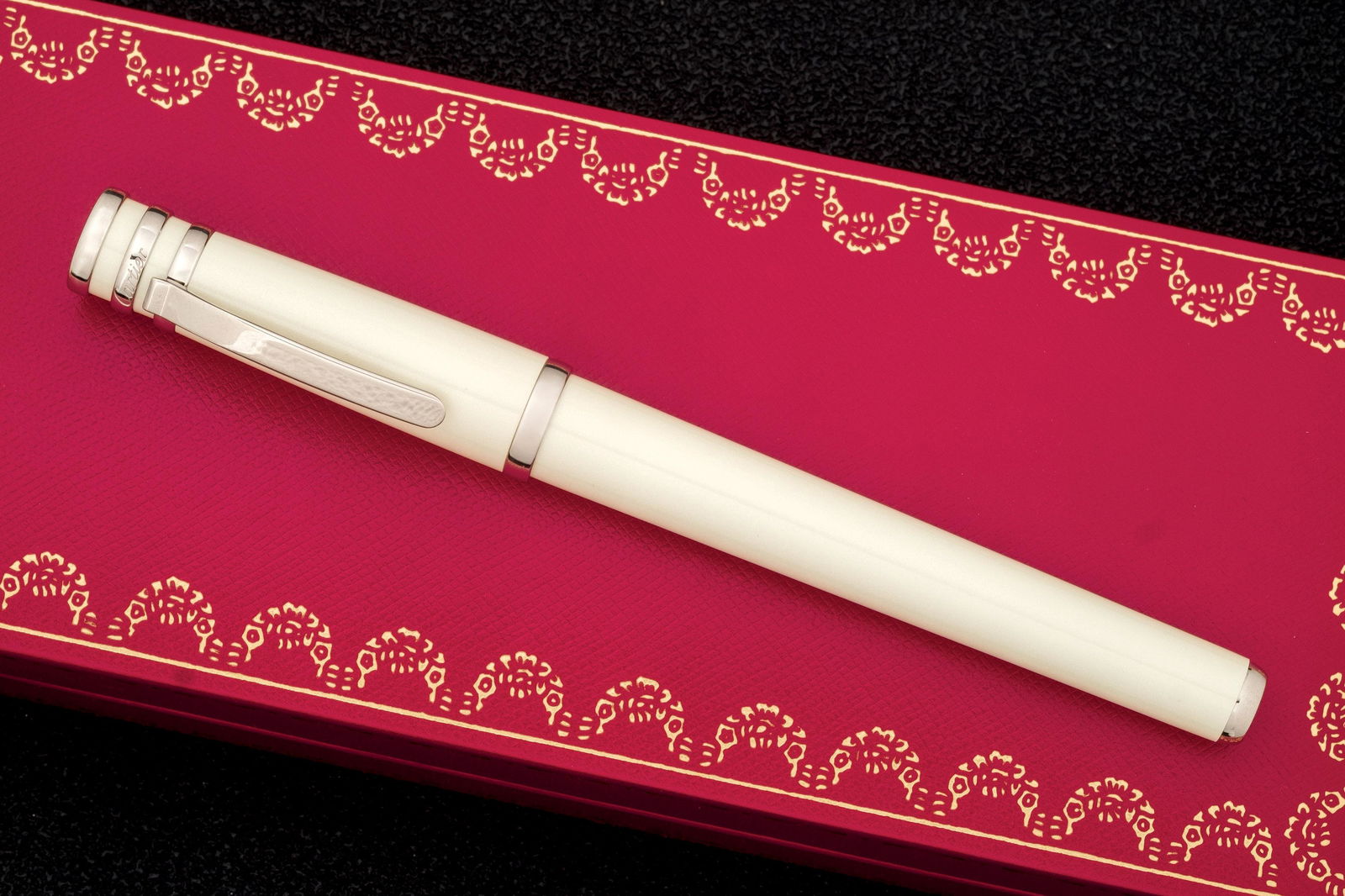 Cartier Trinity effet nacre (1 of 1)