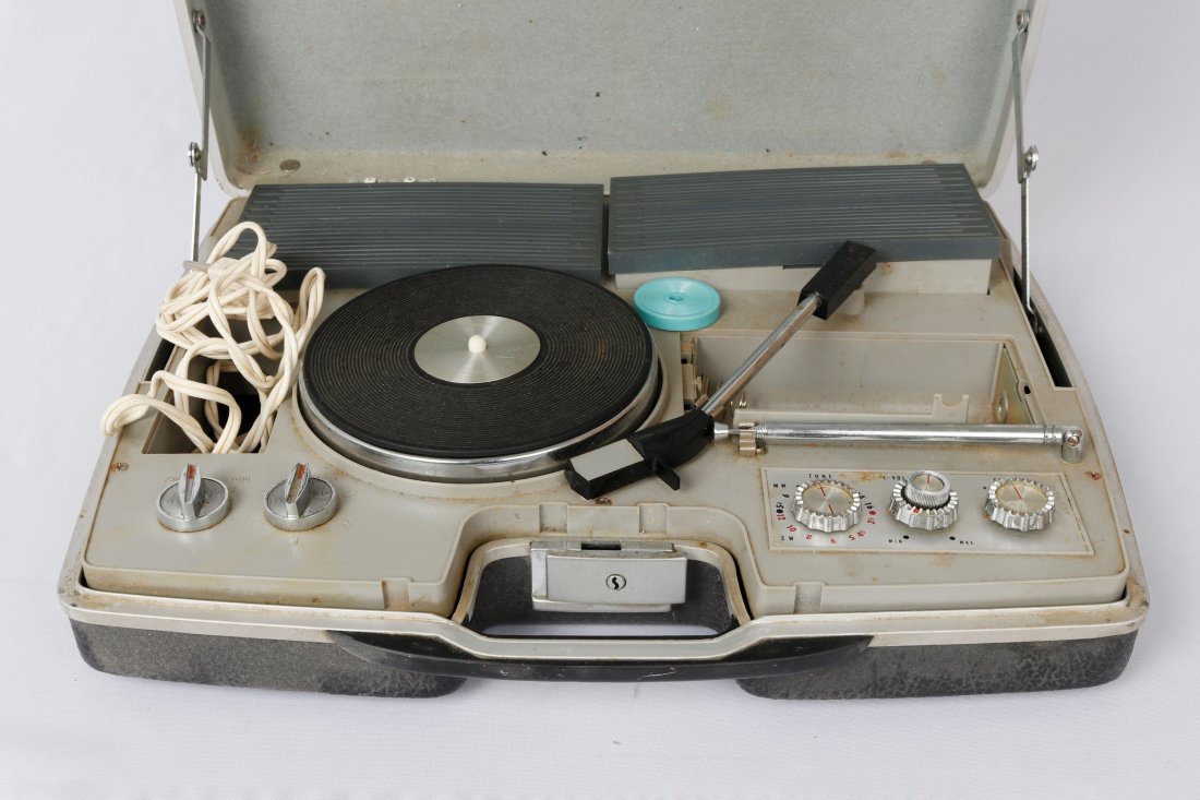 VINTAGE COURT RECORD PLAYER PORTABLE: Record player Cout portable radio. At 33, 45 and 78 RPM. Radio mw and sw. It works on batteries, it takes them new. Built-in antenna and built-in external speakers.
