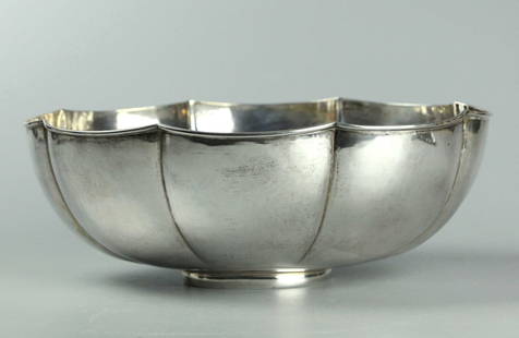 Hand Made Italian Buccellati Bowl: Hand made Italian Buccellati bowl, Marked "ITALY BUCCELLATI STERLING" to base, very good quality and good condition, 3.5 x 10.25 inches, weight 567.1 grams (18.2 ounces)