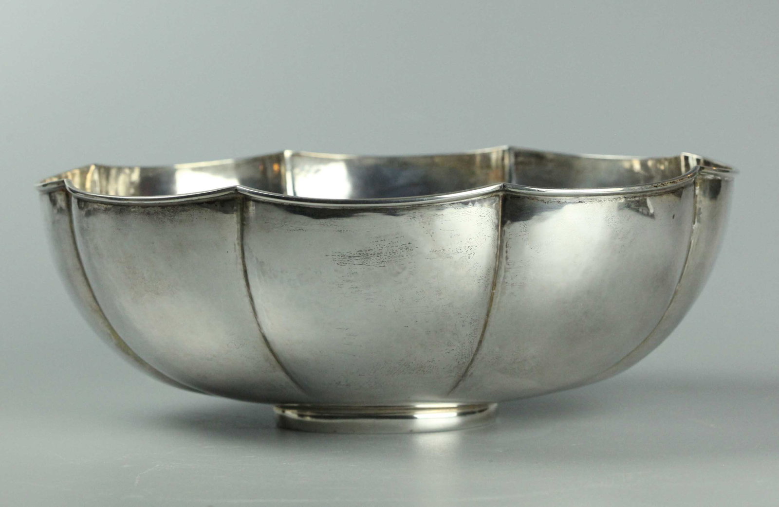 Hand made Italian Buccellati bowl, Marked: Hand made Italian Buccellati bowl, Marked "ITALY BUCCELLATI STERLING" to base, very good quality and good condition, 3.5 x 10.25 inches, weight 567.1 grams (18.2 ozt)