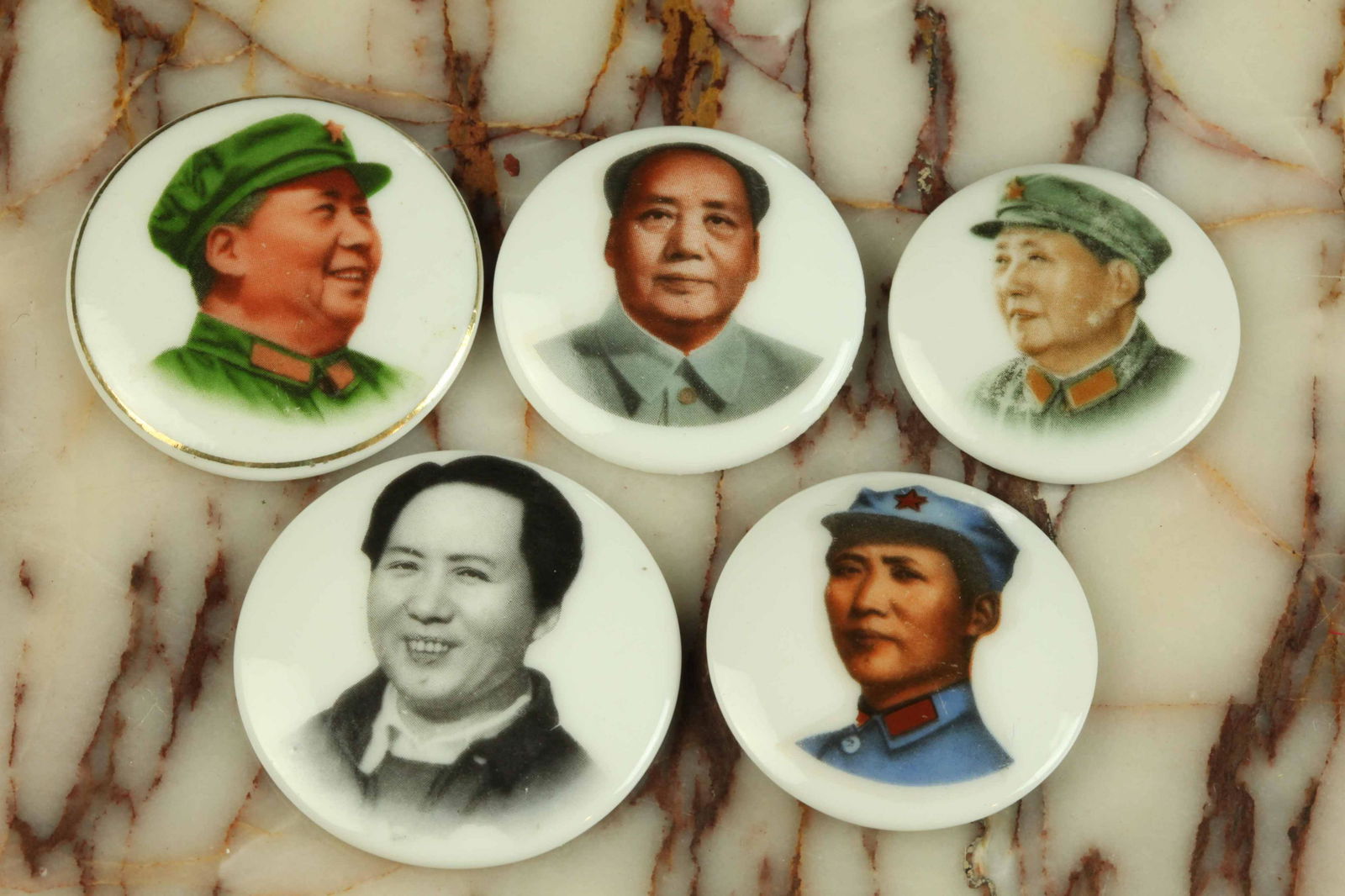 Chinese Chairman Mao Zedong porcelain pin: Chinese Chairman Mao Zedong porcelain pin, 5 pieces,? the largest one: diameter: 1.75 inches