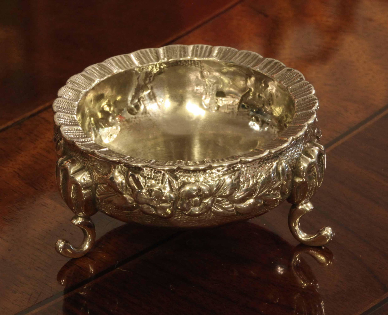 19 C Geo.W. Webb sterling siliver bowl with three legs: 19th century Geo.W. Webb sterling siliver bowl with three legs, marked "Geo.W. Webb sterling", W: 3 inches, H:1.5 inches, Weight: 1.67 ozt (51.94 grams)