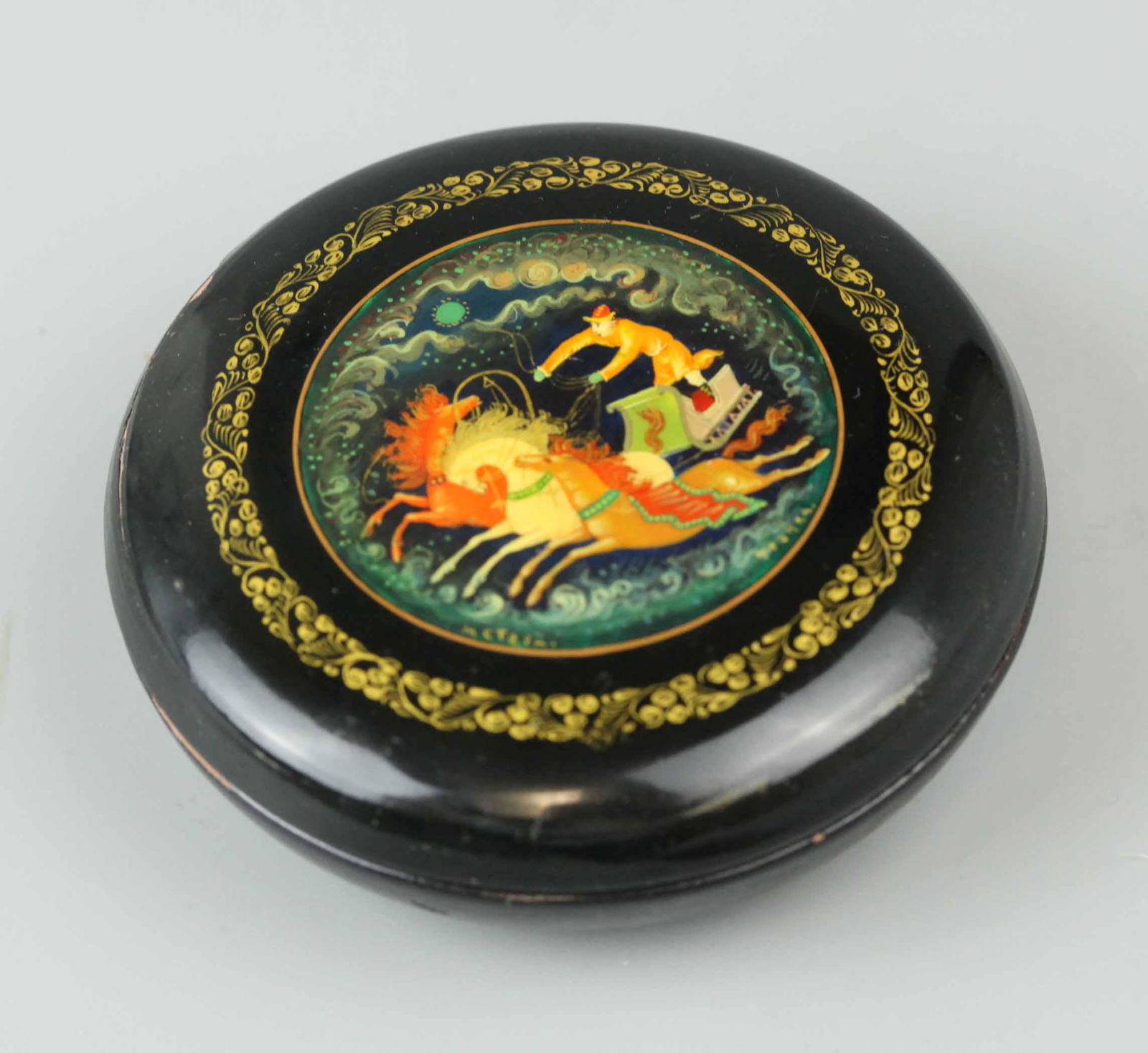 Russian round lacquer box (1 of 4)