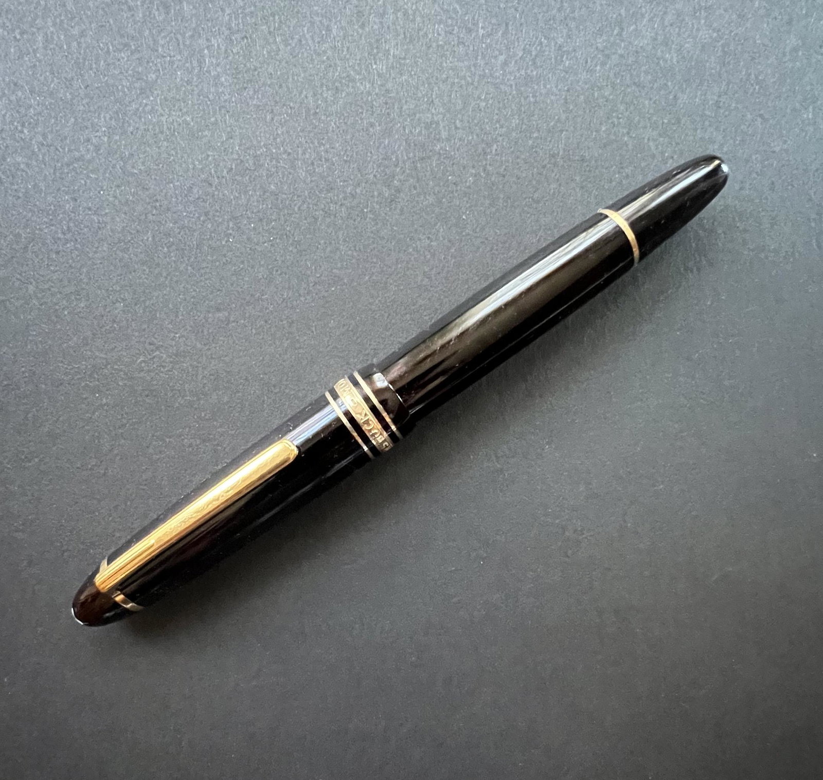 Montblanc Meisterstuck classique ballpoint pen in black with gold accents: Montblanc Meisterstuck classique ballpoint pen in black with gold accents. CIRCA: 20th Century, Germany DIMENSIONS: L: 5.5