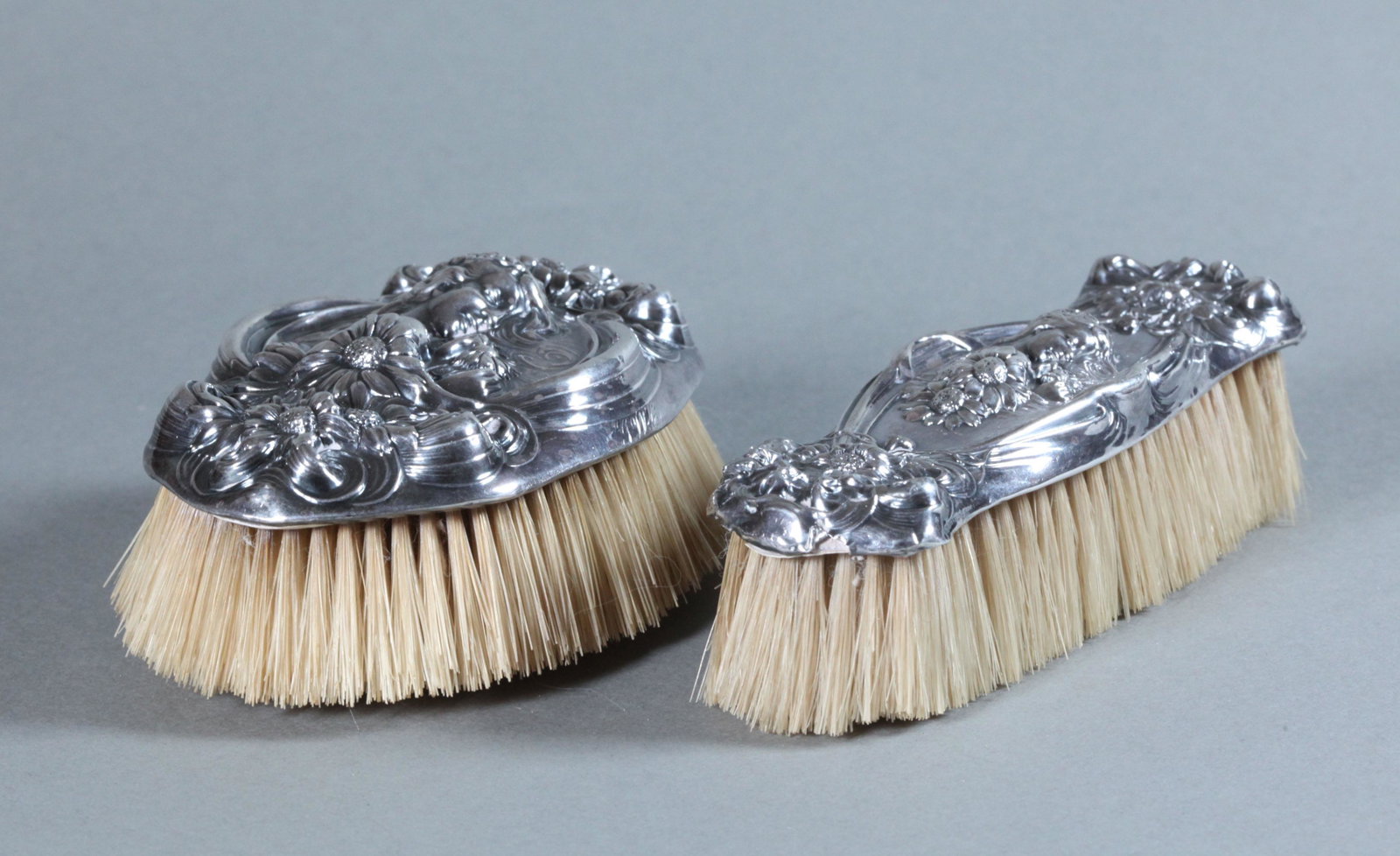 SET OF 2 ART NOUVEAU STERLING SILVER CLOTHING BRUSHES: SET OF 2 ART NOUVEAU STERLING SILVER CLOTHING BRUSHES. MARKED STERLING. SYMBOL MARK FOR HAMILTON & DAVIS, PHILADELPHIA PA 1880-1900. SUCCEED BY HAMILTON $ DESIGNER . MARKED STERLING 925 FINE. OWNERS I