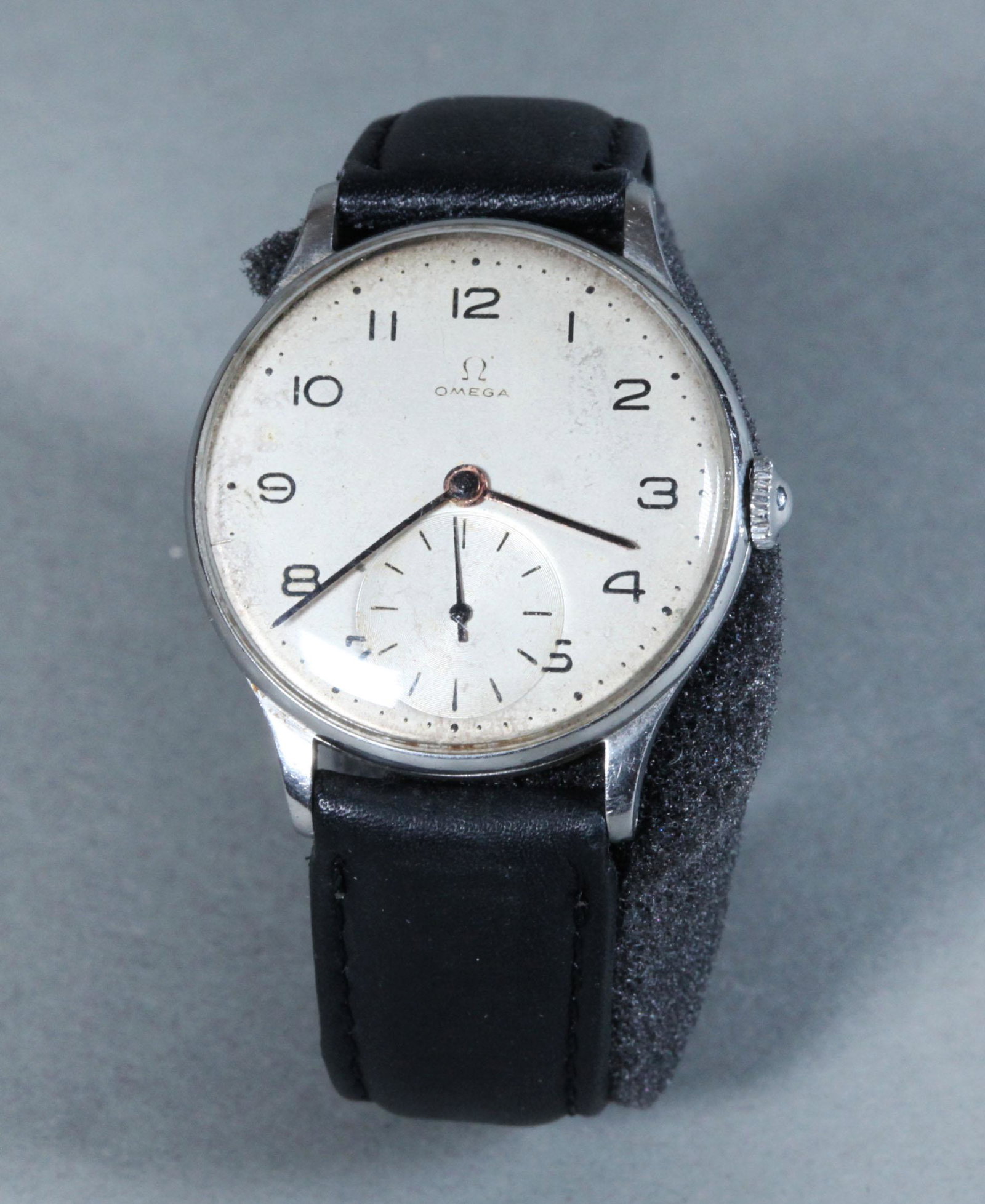 VINTAGE OMEGA MEN'S WRIST WATCH.: VINTAGE OMEGA MEN'S WRIST WATCH. ESTATE FOUND, GOOD CONDITION, KEEPS TIME, BRACELET ISGENERIC. WATCH DIAMETER: 36MM INCLUDING CROWN.