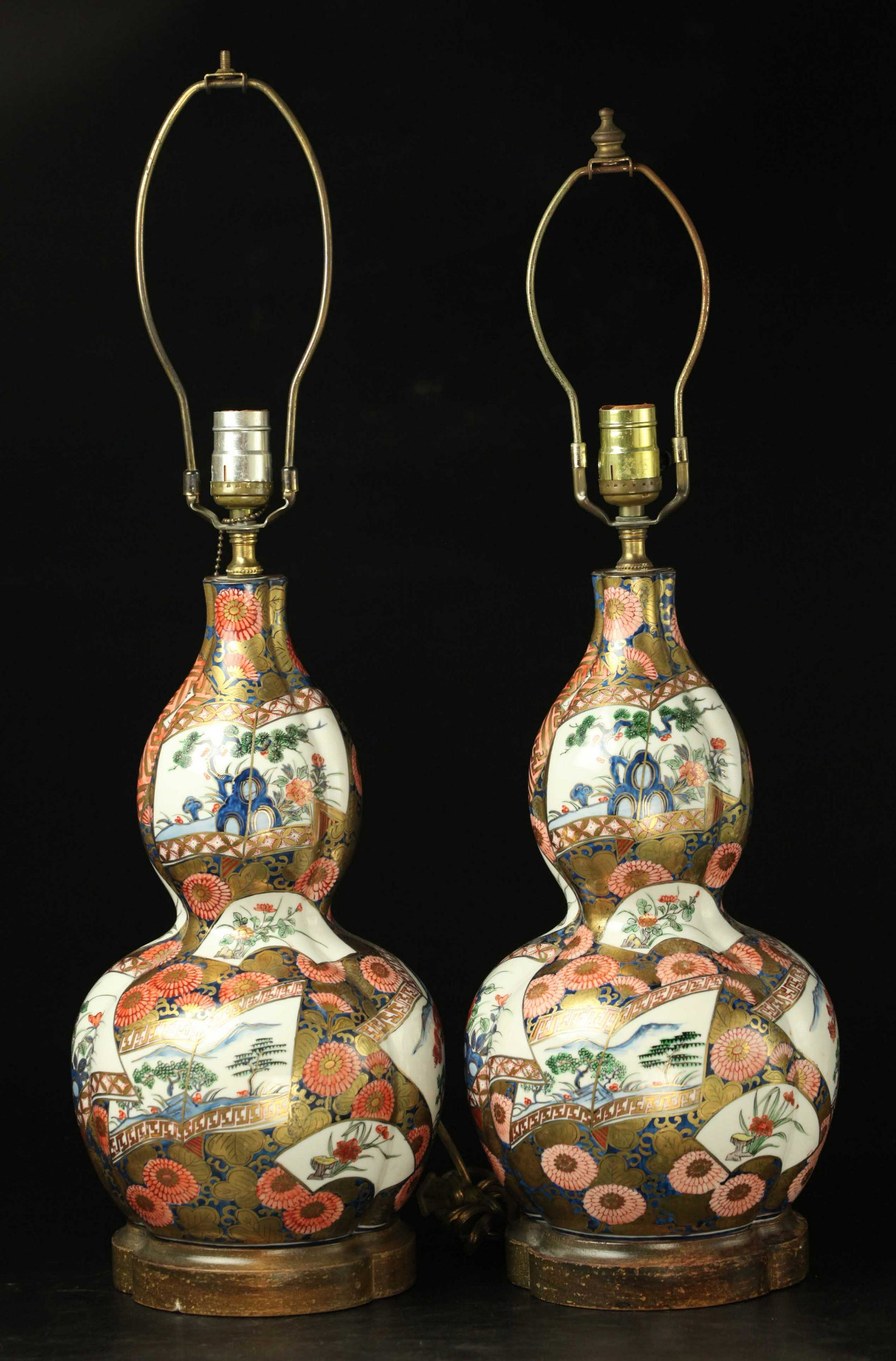 Pair of antique Japanese handpainted porcelain lamps: Pair of antique Japanese Meiji Imari hand painted porcelain lamps, W: 8.5 inches, H: 26.5 inches