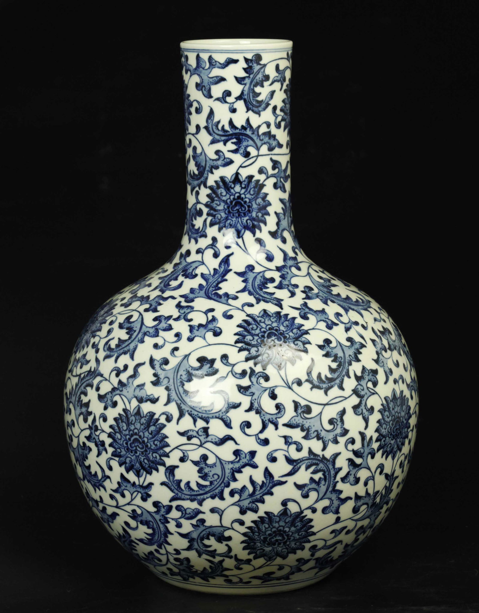 Chinese antique Qianlong period- Porcelain vase: Chinese Qing Dynasty antique Qianlong period- Porcelain vase. W: 10.5 inches, H: 17 inches