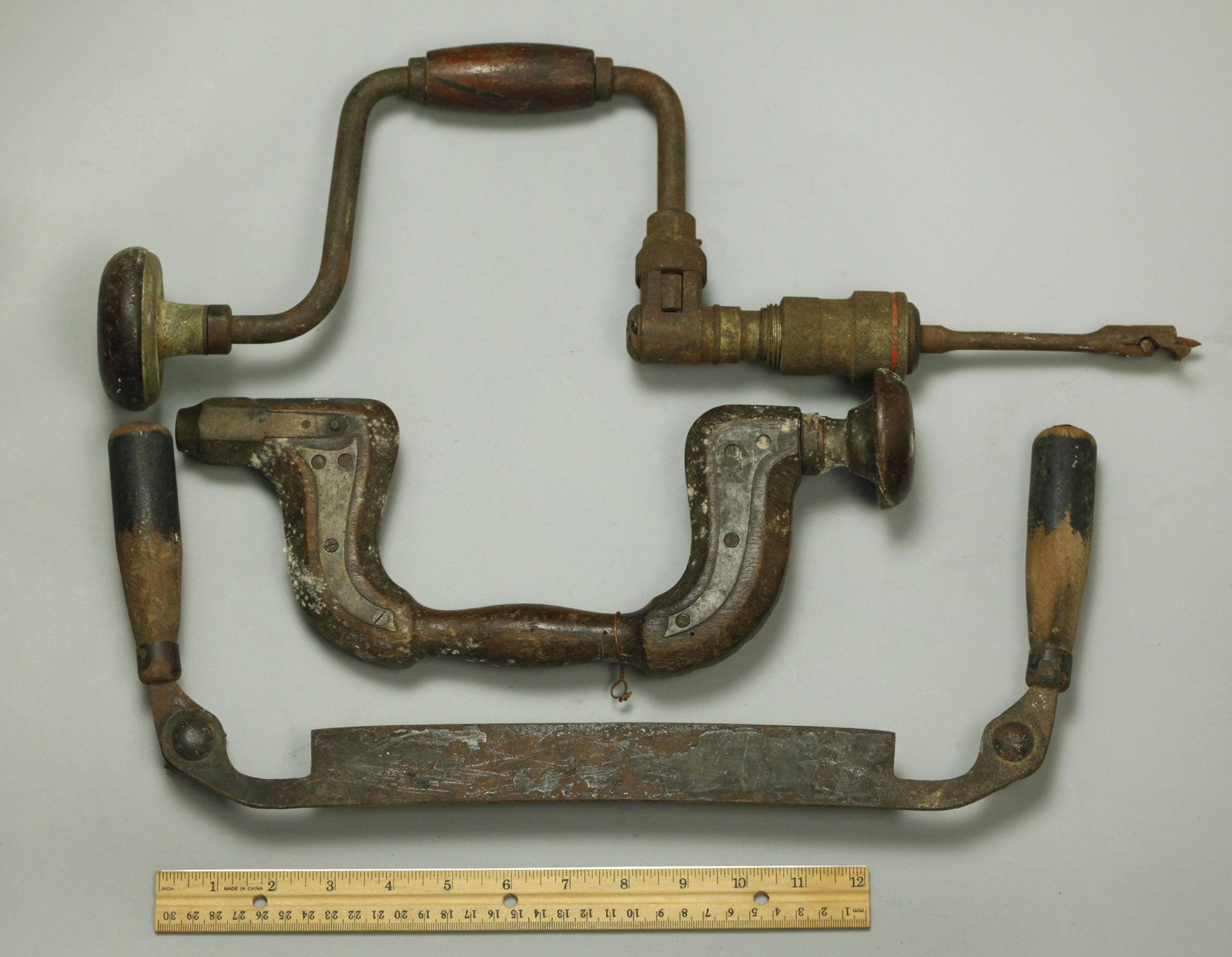 3 vintage collectible metal w/wooden tools: 3 vintage collectible metal w/wooden tools, measures: the longest one is 19 inches