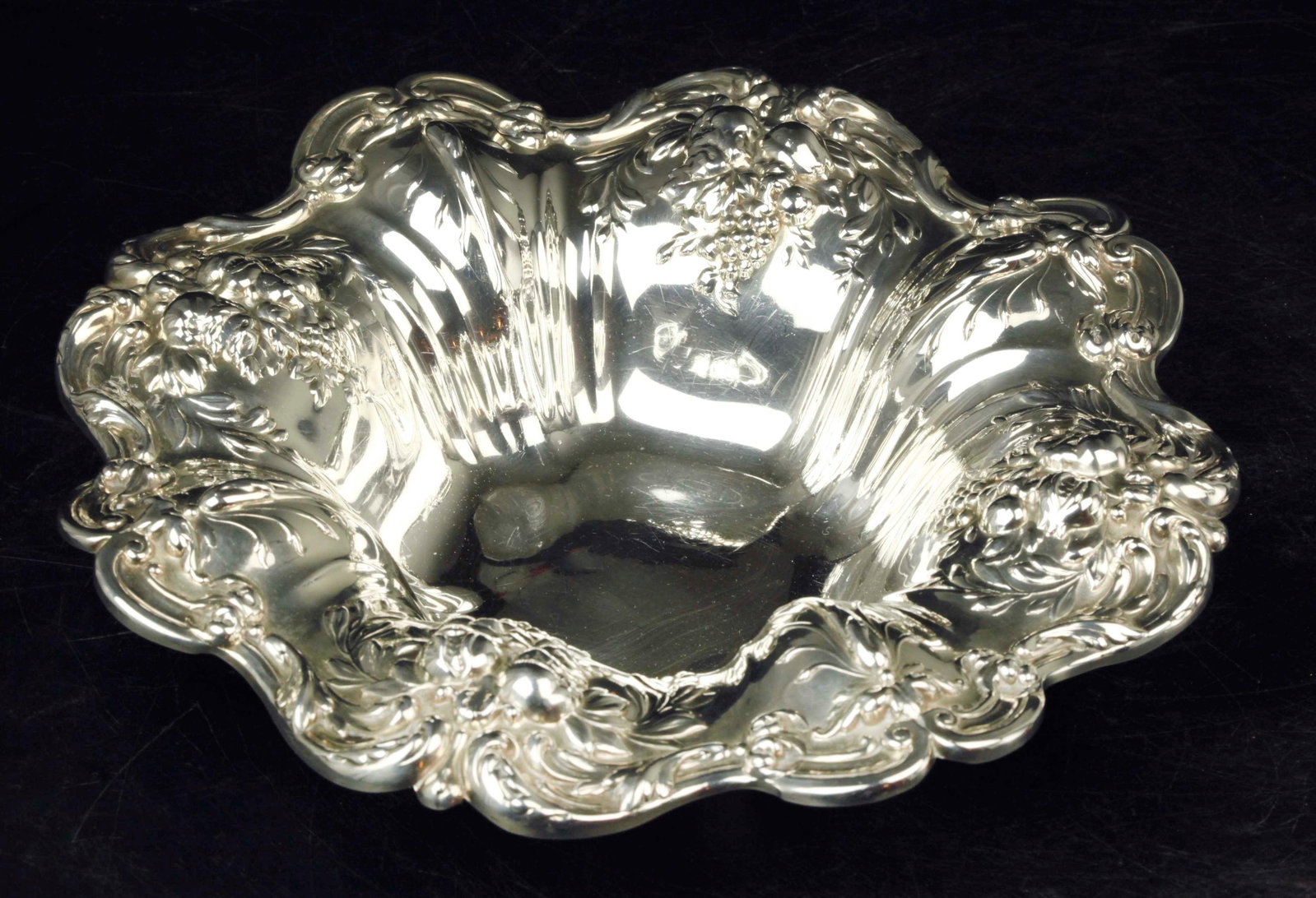 REED & BARTON FRANCIS I sterling silver fruit bowl, marked"REED & BARTON STERLING X569 FRANCIS I": REED & BARTON FRANCIS I sterling silver fruit bowl, marked"REED & BARTON STERLING X569 FRANCIS I", H: 3 inches, D: 11.5 inches, Weight: 21.02 ozt (653.7 grams)