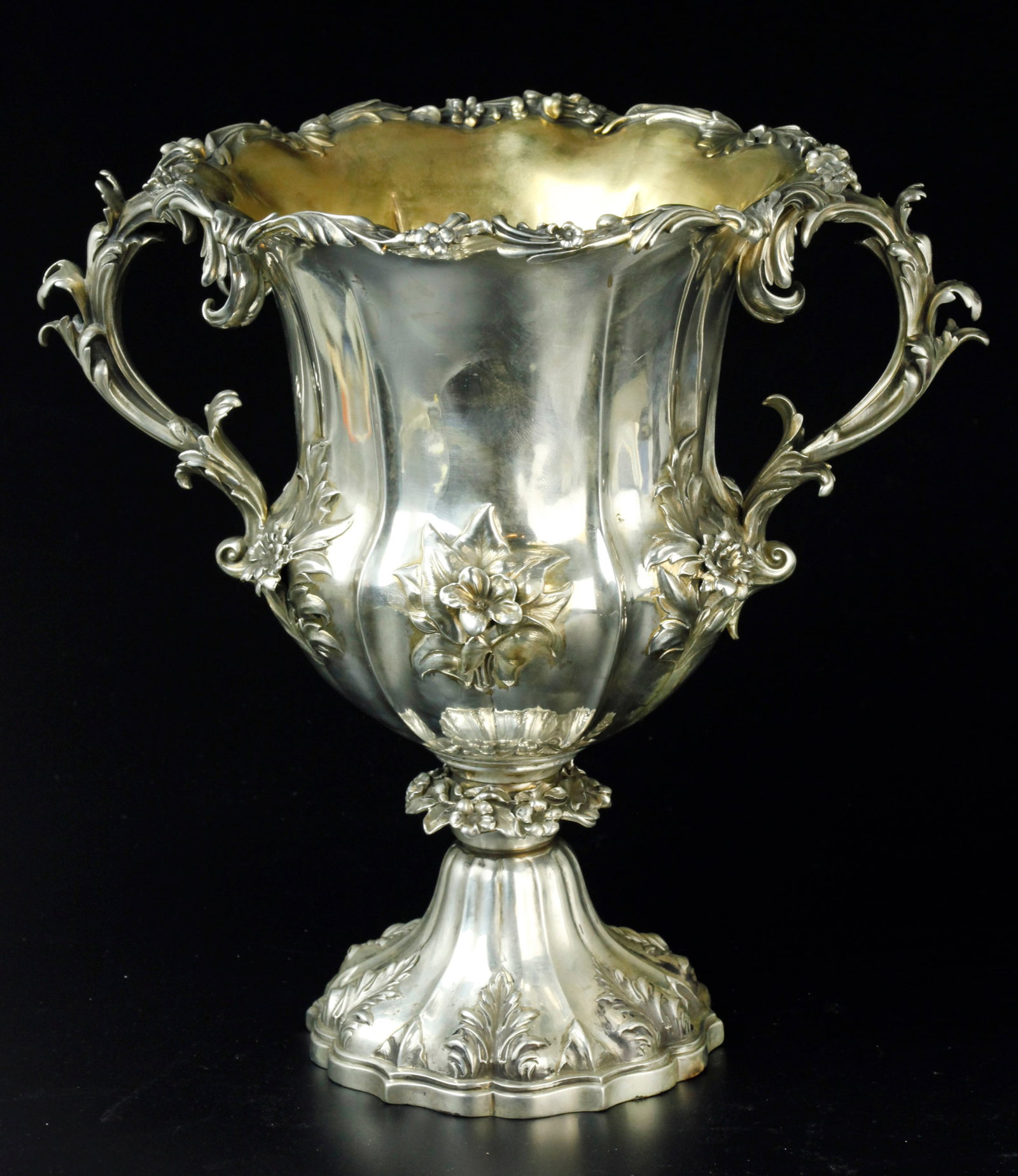 Large 19th century England sterling silver wine cooler um with sterling silver mark: Large 19th century England sterling silver wine cooler um with beautiful gold wash interior and sterling silver mark, very good condition. W: 12 inches, D: 9 inches, H: 12 inches. Weight: 61.52 ozt( 1
