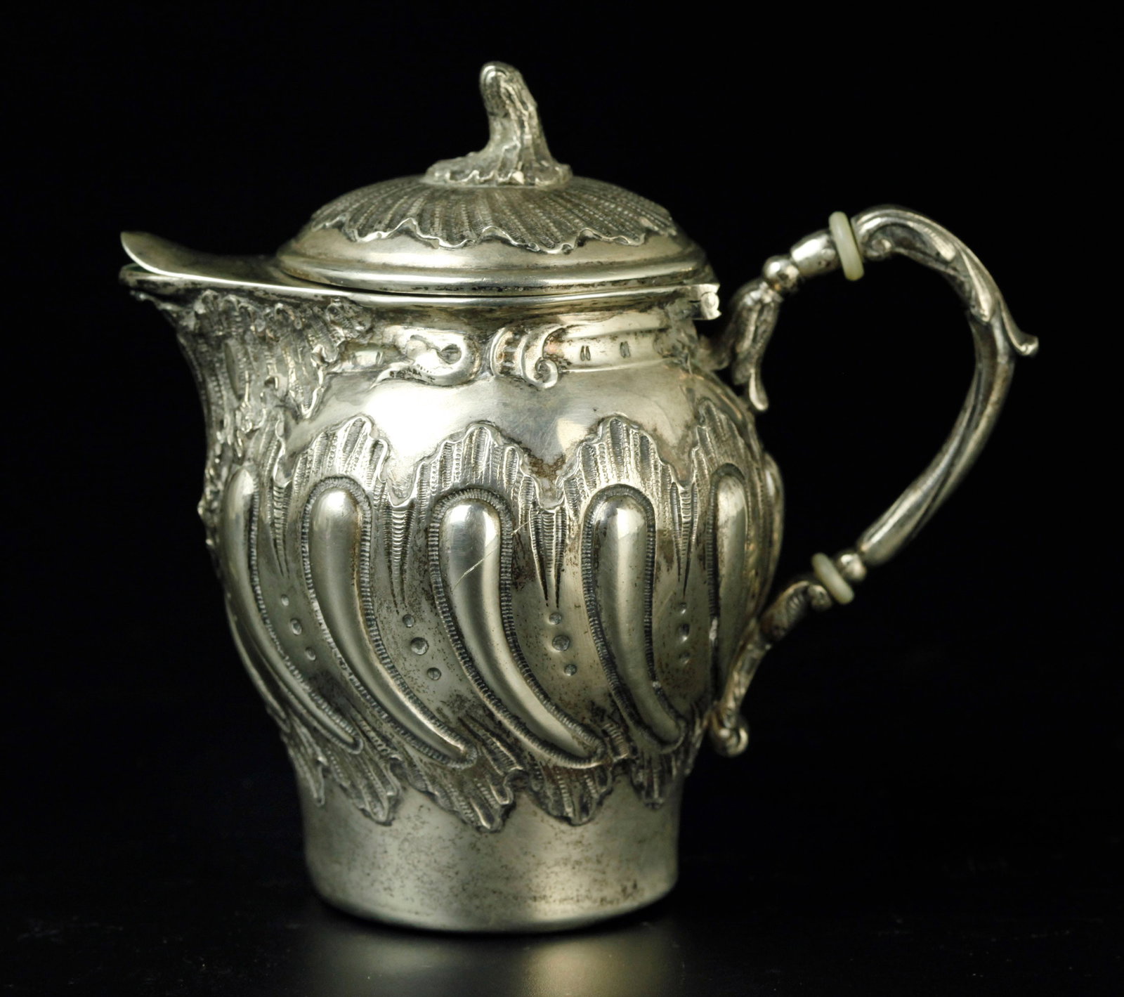 Antique sterling silver creamer, marked.: Antique sterling silver creamer, marked. W: 5 inches, H:4.75 inches, D: 3.5 inches, Weight: 6.69 ozt(208.2 grams)