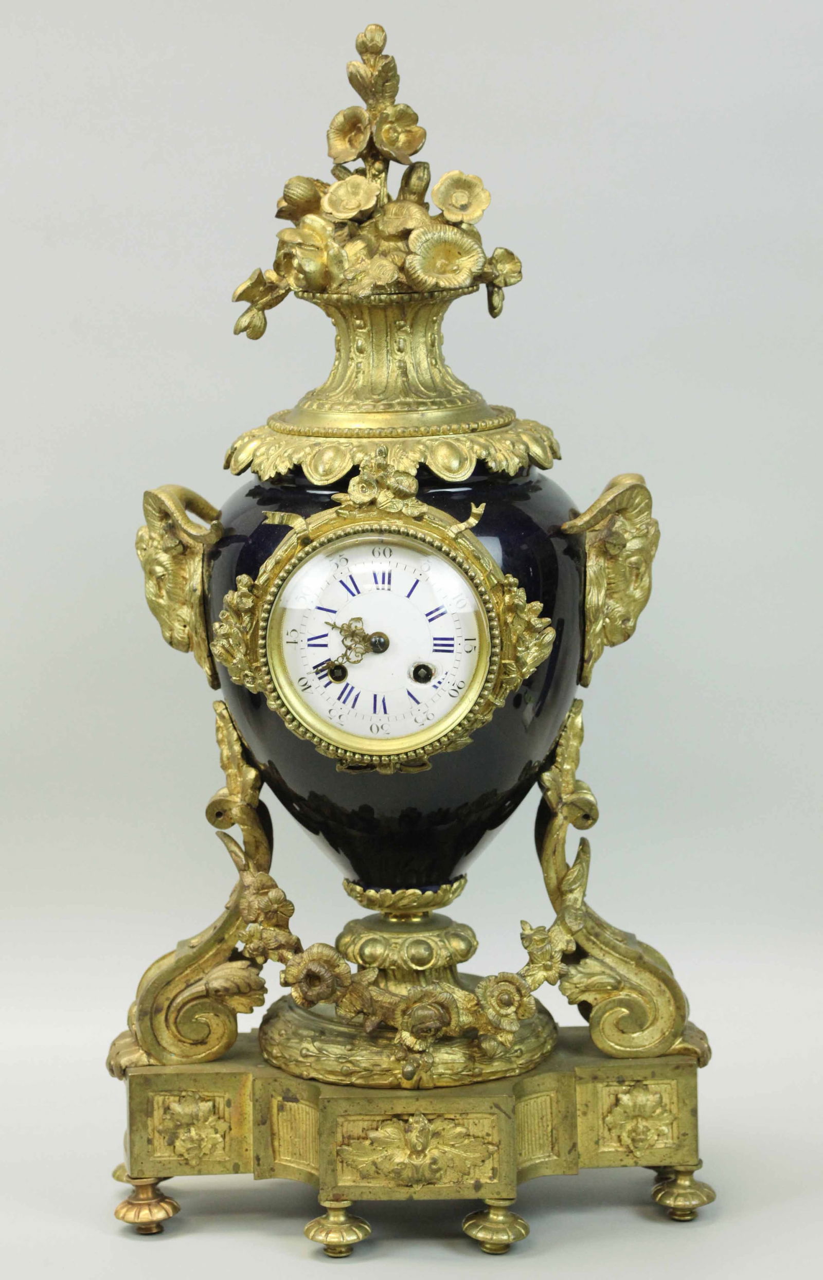 19th century clock with ram heads on flanks, Bronze (1 of 8)
