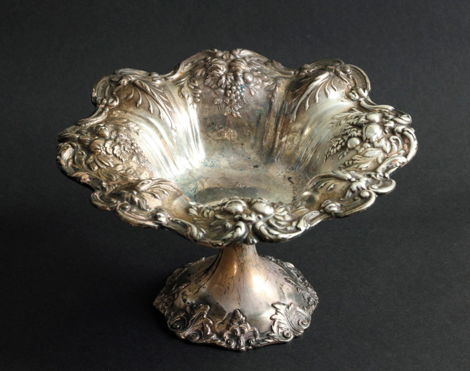 Antique Reed & Barton Francis I sterling silver footed compose, marked" REED & BARTON STERLING: Antique Reed & Barton Francis I sterling silver footed compose, marked" REED & BARTON STERLING FRANCIS I". good condition. W: 8 inches, H: 4.5 inches, Weight: 12.87 ozt (400.4grams)