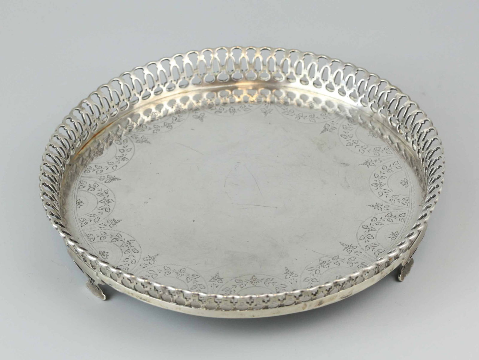 Sterling silver tray with engravings and foundry mark: Sterling silver tray with engravings and foundry mark, W: 9 inches, H: 2 inches, D: 9 inches, Weight: 495.5 g/15.925 ozt