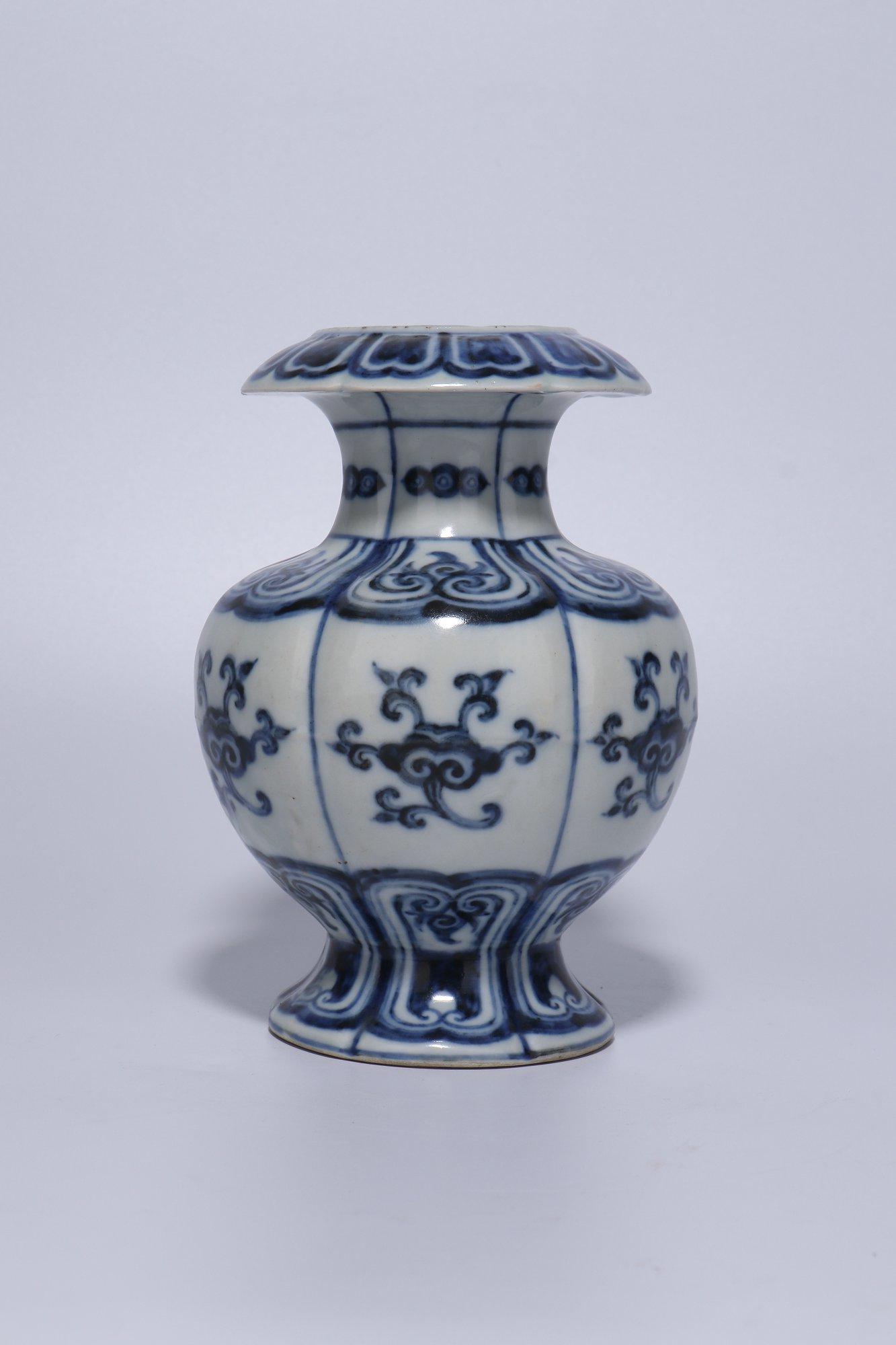 A Chinese Blue And White Porcelain Vase,Ming Dynasty: A Chinese Blue And White Porcelain Vase,Ming Dynasty,H:18.5cm Caliber:10.5cm Diameter:13cm Bottom:9.5cm