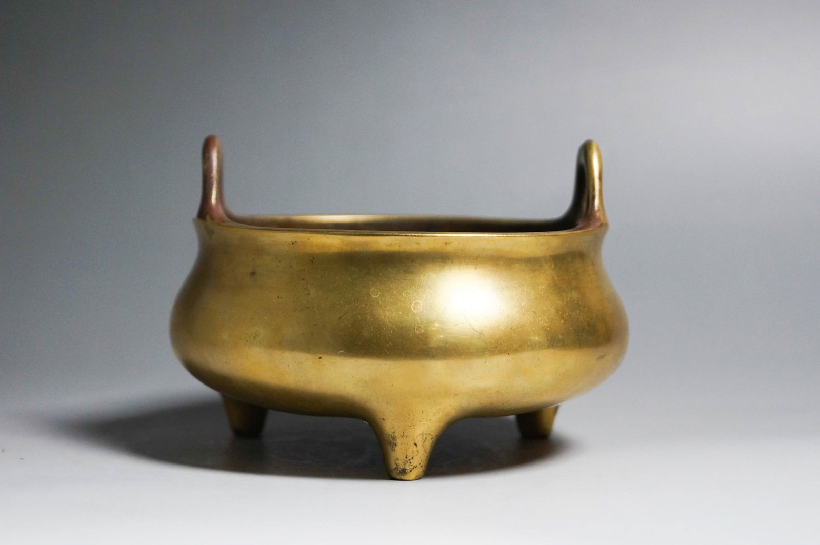 Chinese Ming Dynasty Xuande Furnace Supervised By Wu: Height 8cm diameter 12cm