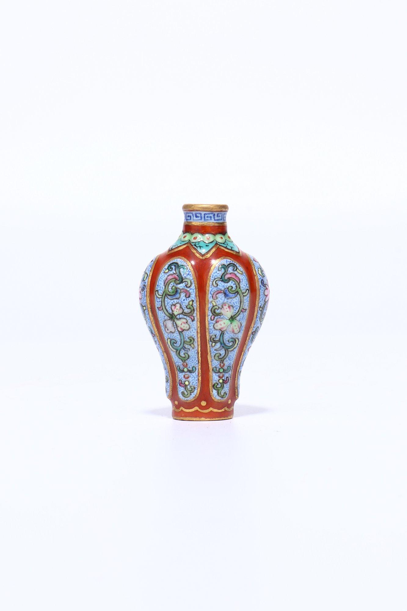 Chinese Qing Dynasty Famille Rose Flower Pattern: Height 5.3cm mouth diameter 1.1cm bottom diameter 1.5*1.3cm