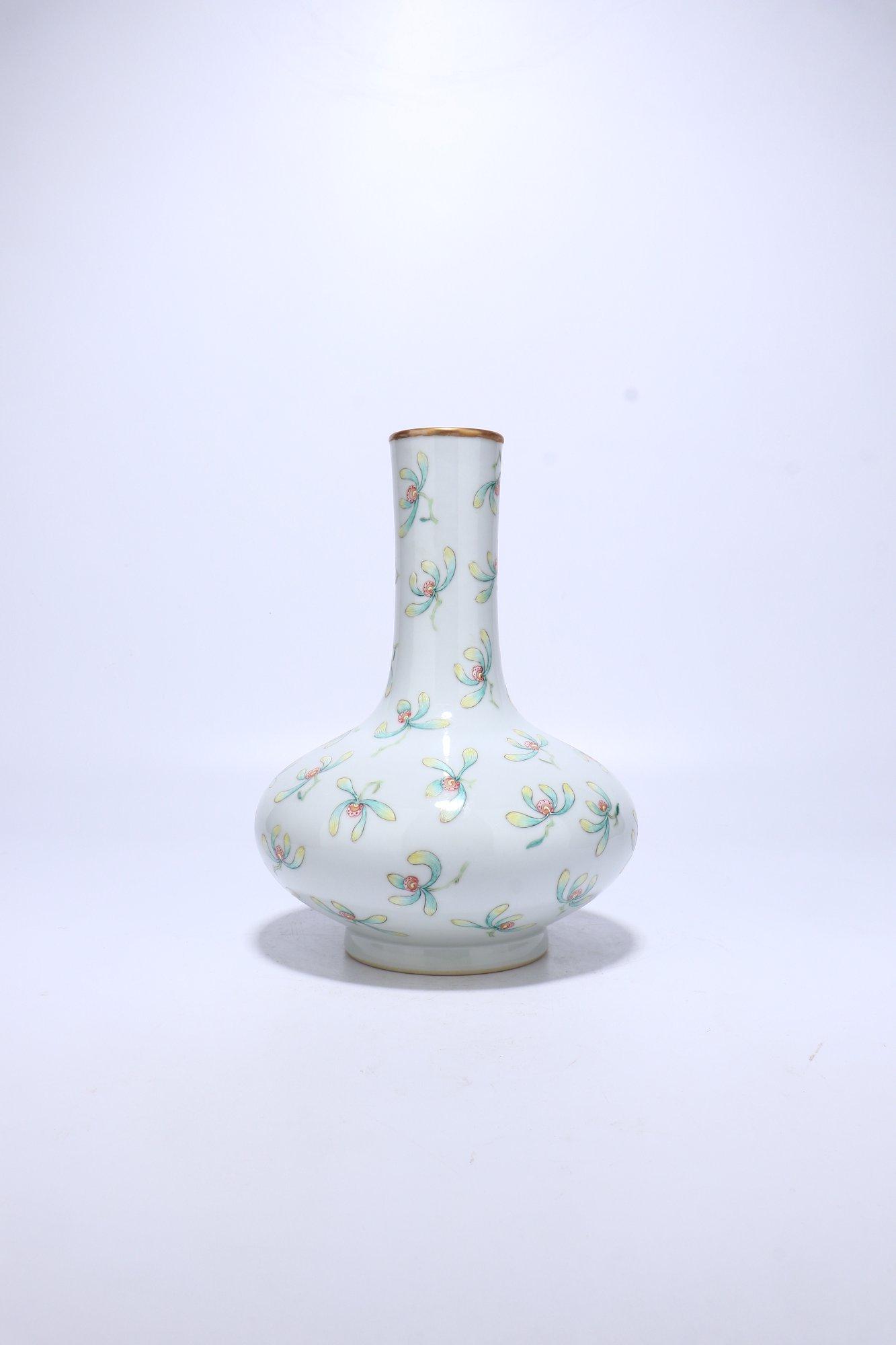 Chinese Qing Dynasty Famille Rose Butterfly Pattern: Height 24.5cm mouth diameter 5.3cm bottom diameter 9.6cm