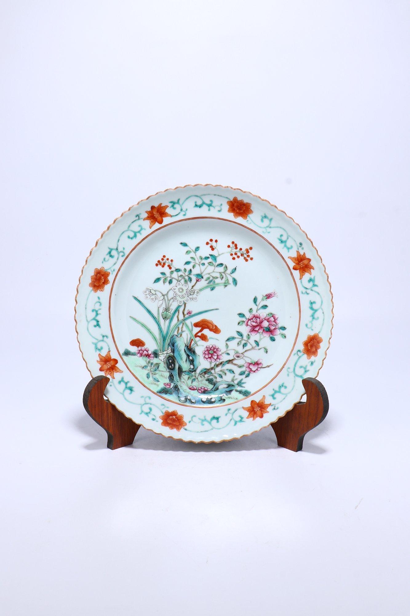 Chinese Qing Dynasty Famille Rose Flower Pattern: Height 3.5cm diameter 25cm bottom diameter 13.6cm