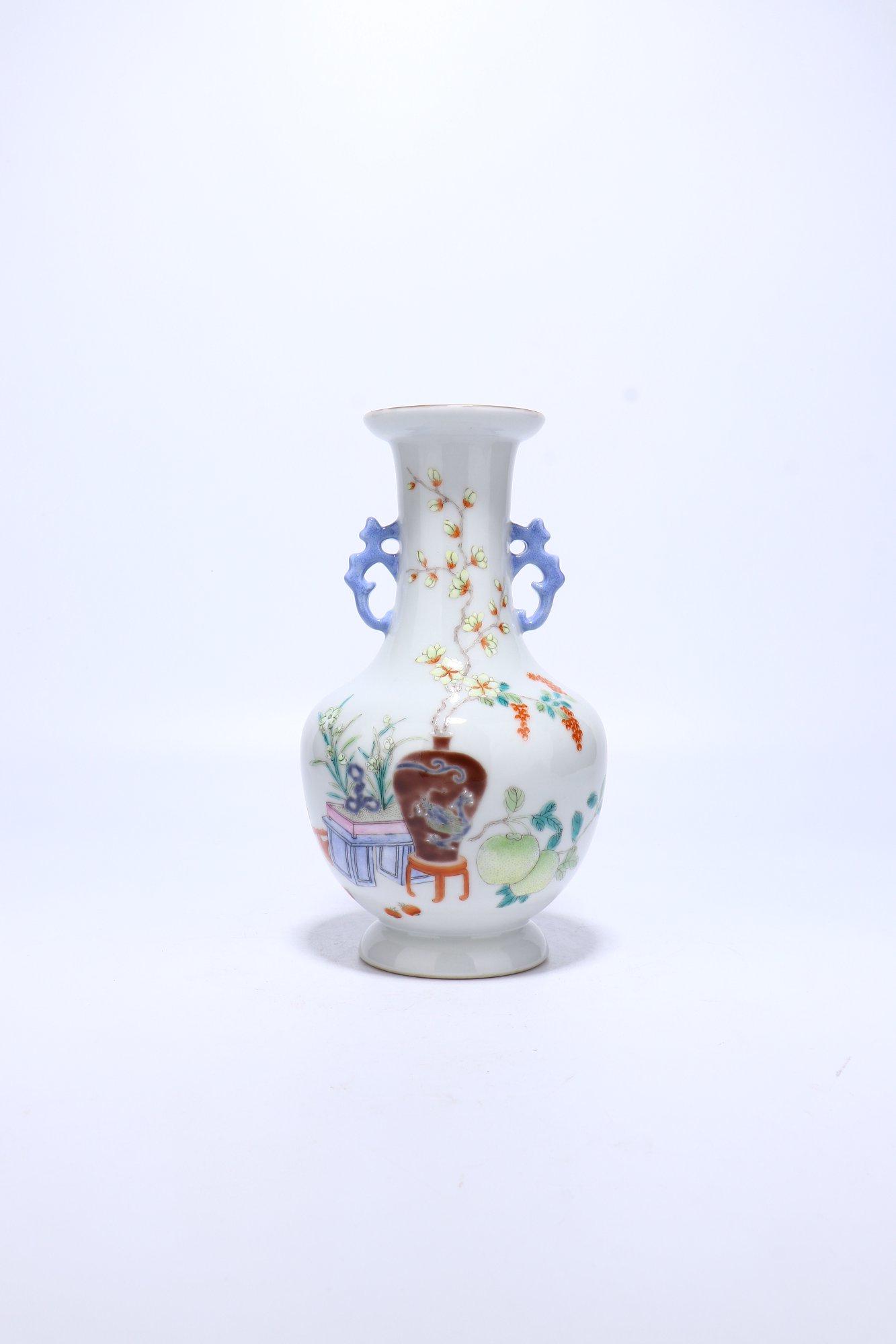 Chinese Qing Dynasty Famille Rose Flower Pattern: Height 22.5cm mouth diameter 7.3cm ear distance 8.5cm bottom diameter 7.8cm
