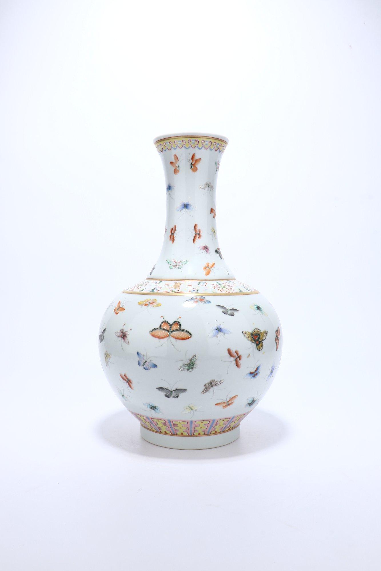 Chinese Qing Dynasty Famille Rose Butterfly Pattern: Height 40cm mouth diameter 10.2cm bottom diameter 13.3cm