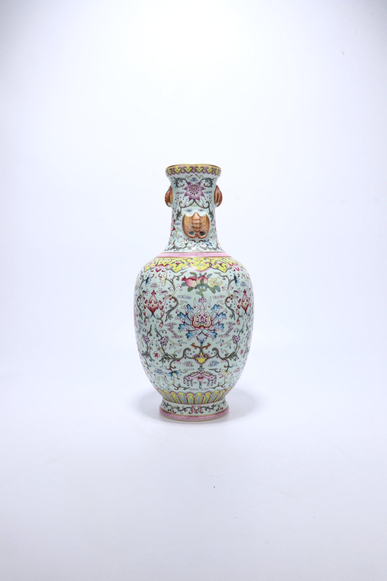 Chinese Qing Dynasty Famille Rose Flower Pattern: Height 36cm mouth diameter 8cm bottom diameter 10.2cm